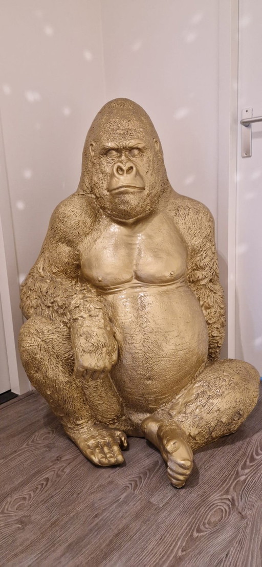Life-sized Gorilla statue Klaus (golden)