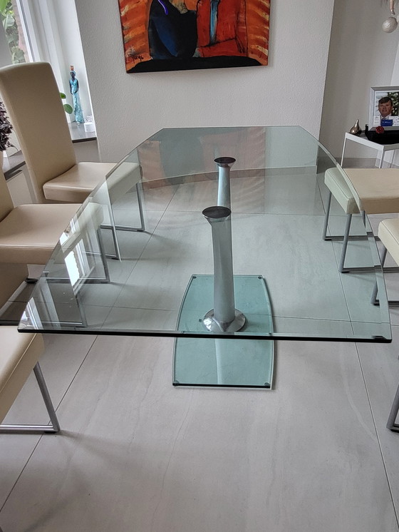 Image 1 of Table de salle à manger en verre + 6 chaises en cuir crème/blanc. Marque Rolf Benz prix 850,00€.