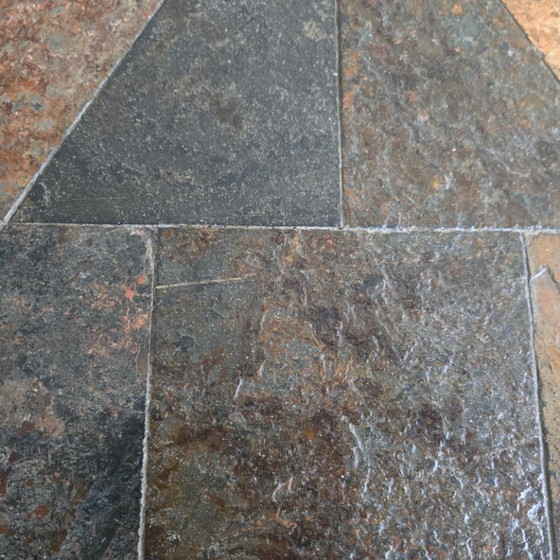 Image 1 of Vintage brutalistische salontafel uit de jaren 70, met 6 massief eikenhouten en stenen poten.