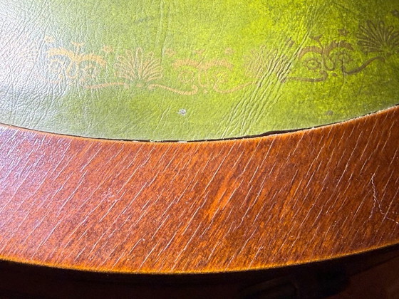 Mesa auxiliar redonda de madera con incrustaciones de cuero verde, Mesas auxiliares, Marrón, Vintage (foto 3 de 7)
