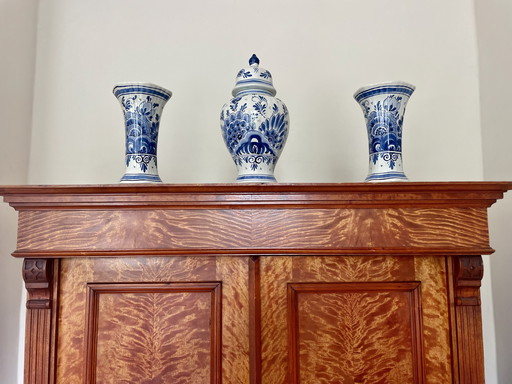 Unique cabinet set Delftware