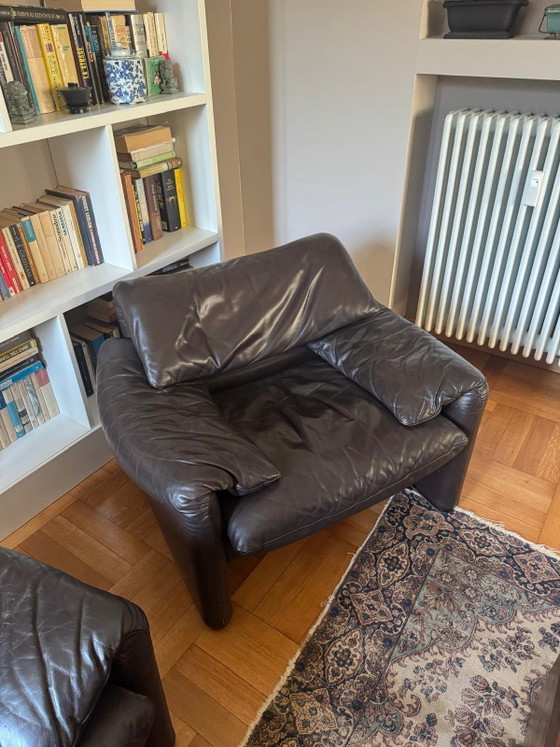 Pair of Maralunga Armchairs by Cassina - Designed by Vico Magistretti in Black Leather (photo 3 of 10)