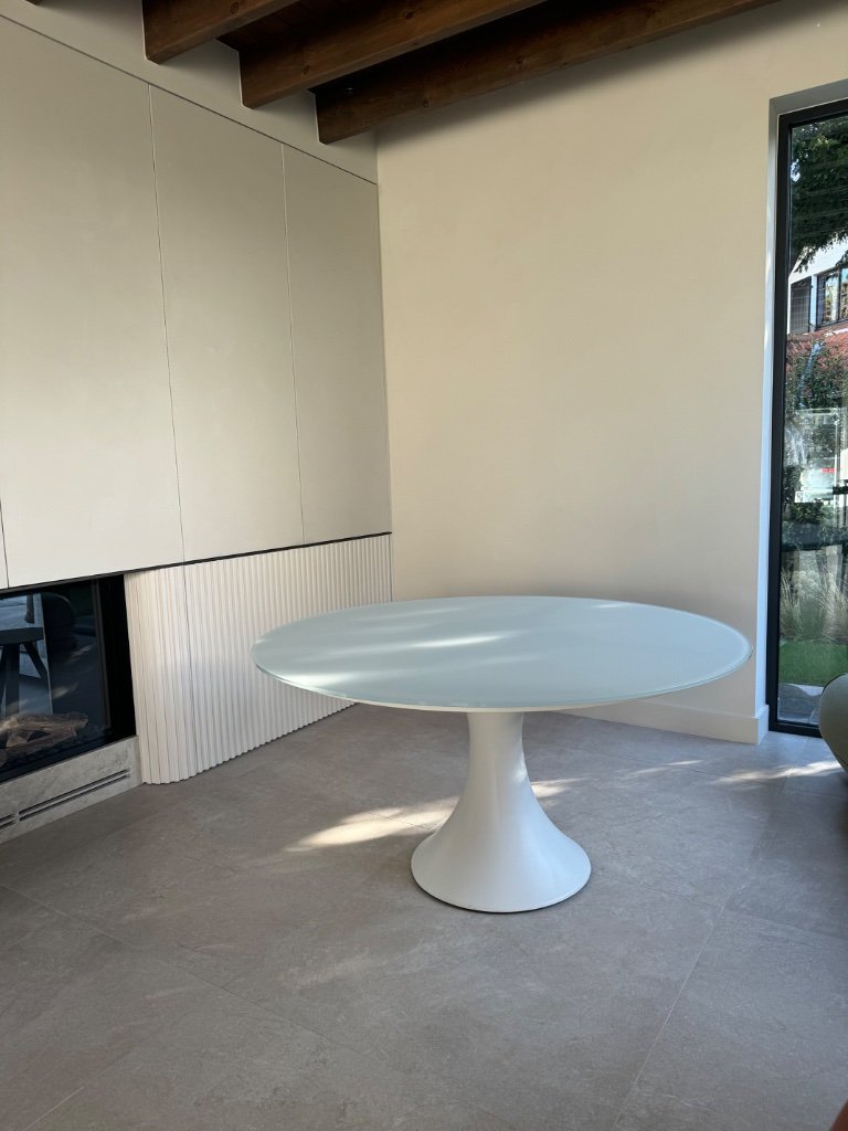 outdoor round table diameter 150cm without damage exterioo