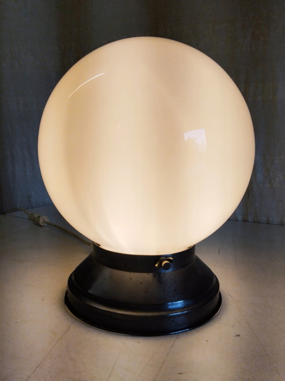 Image 1 of Plafond- of wandlamp met bolvormige opaalglazen kap, diameter: 20 cm - begin 20e eeuw