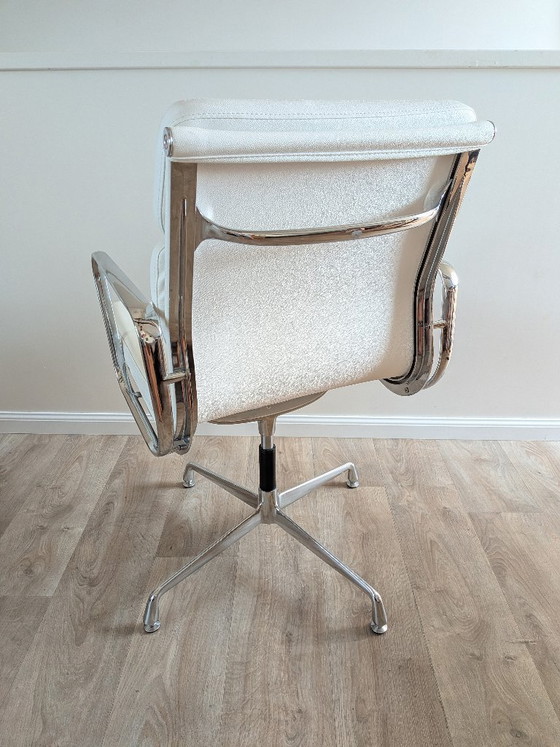 Image 1 of Vintage bureaustoel met zachte zitting en vierpootonderstel – toegeschreven aan ICF / Eames EA 208