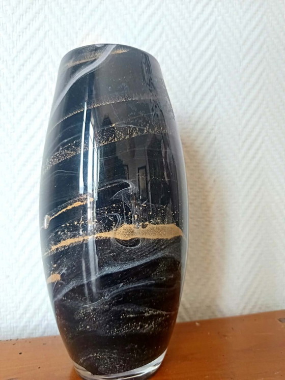 Image 1 of Schwarze und goldene Vase aus Muranoglas