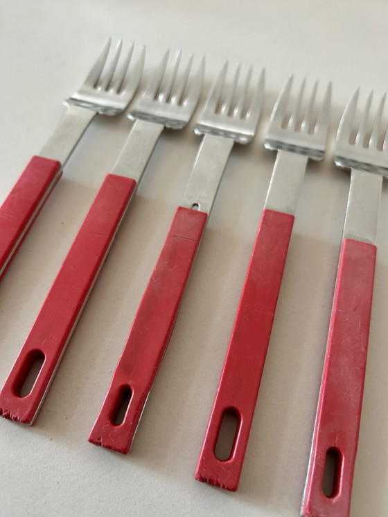 Image 1 of Set di posate vintage Abert del 1980, 18 x 12 pollici, anni '80, Italia, 5 forchette, rosse, stile postmoderno.