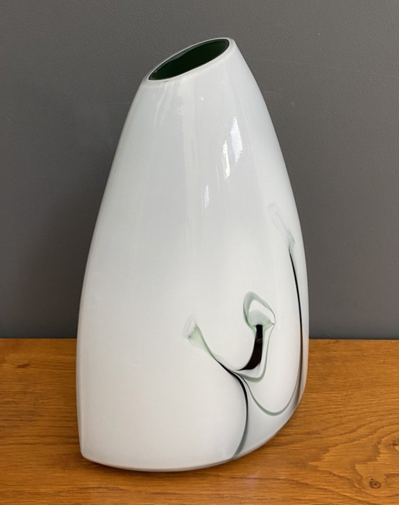 Image 1 of Witte en groene glazen vaas uit de Pomax Hom-collectie