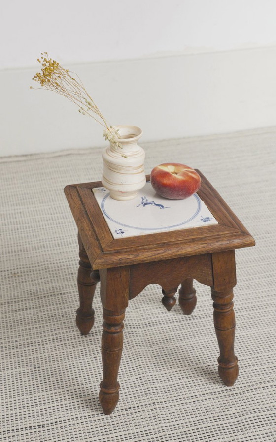 Sgabello antico olandese in stile country con piastrelle di Delft, sgabello vintage in legno, piano in (photo 23 of 24)