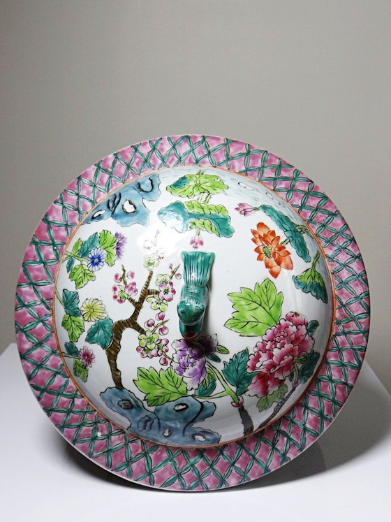 Image 1 of Large covered Chinese porcelain pot, floral famille rose decoration, 20th century