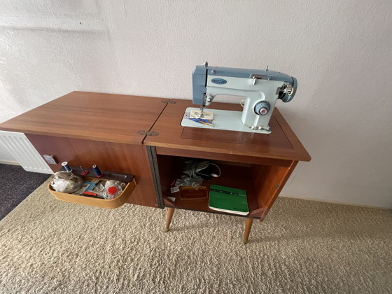 Mid-Century Vintage Naaimachinekast & Kabinet (Inclusief Werkende Naaimachine) – maritza, Drankenkasten, Wood (photo 6 of 6)