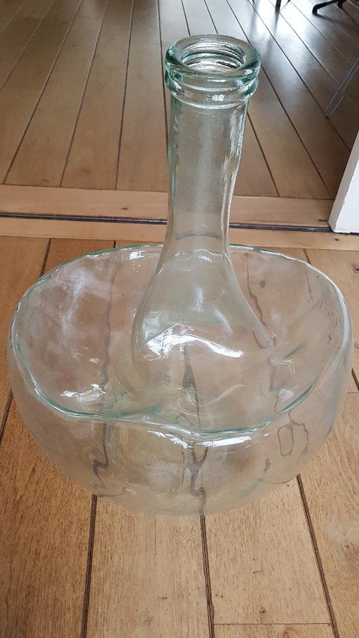 Grande bouteille en verre déformée