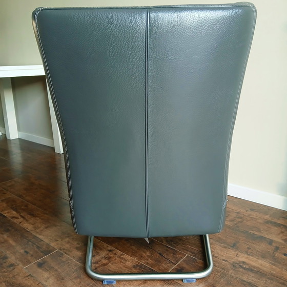 Image 1 of Eleganter anthrazitfarbener Ledersessel „Mace“ von Mammouth, erhältlich bei maxfurn