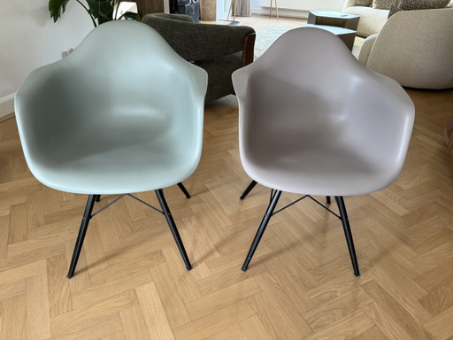 6x Vitra Eames DAW stoel met zwart esdoorn onderstel PRIJS PER STUK
