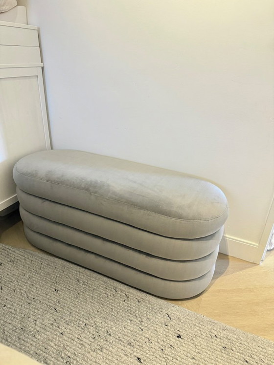 Image 1 of Sofá/puf de terciopelo en gris claro