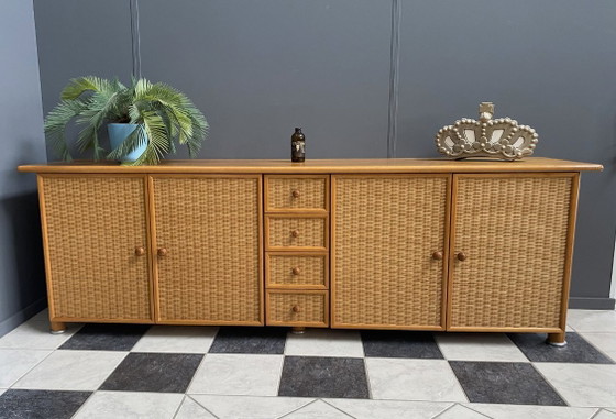Image 1 of Grande credenza in vimini sintetico chiaro e cinghie di legno