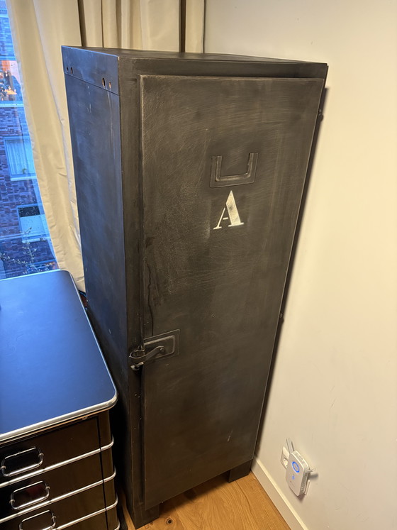 Image 1 of Designer-Eisenschrank