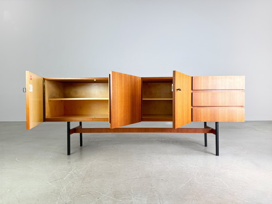 Image 1 of Aparador de anillo original de mediados de siglo en nogal, década de 1960