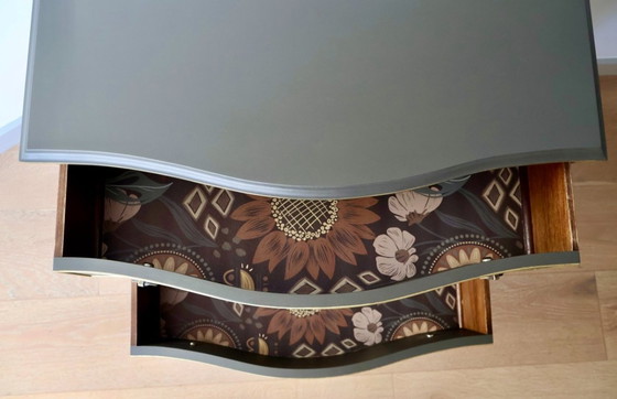 Image 1 of Comò vintage Serpentine con dettagli dorati dipinti a mano