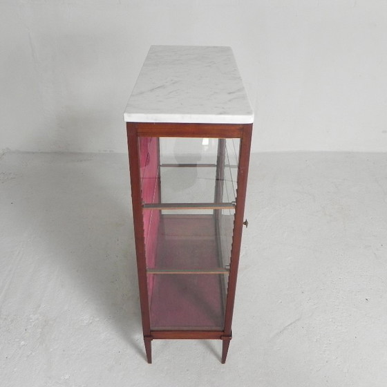 Image 1 of Vitrina de caoba con tapa de mármol, década de 1920.