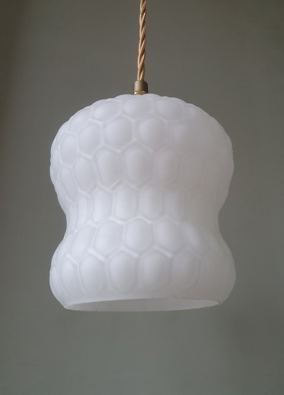 Image 1 of Set Vintage hanglampen -  opaline glas met honingraat textuur