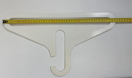 Image 1 of 7 kunststof wit kledinghangers Danilo Silvestrin Lambert