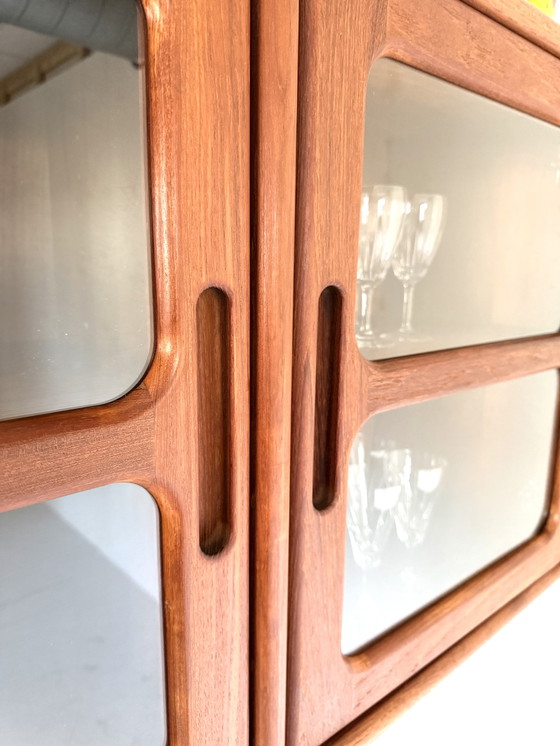 Image 1 of Vetrina vintage galleggiante in teak, Dyrlund '70