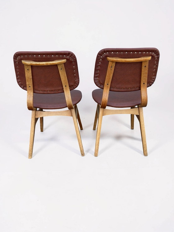 Image 1 of Set di 2 sedie da pranzo vintage con rivestimento in similpelle marrone rossiccio.