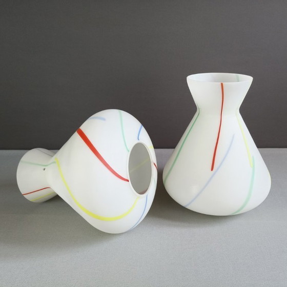 Image 1 of Lampade a sospensione a una luce in vetro opalino multicolore in stile Stilnovo 1950. Una coppia.