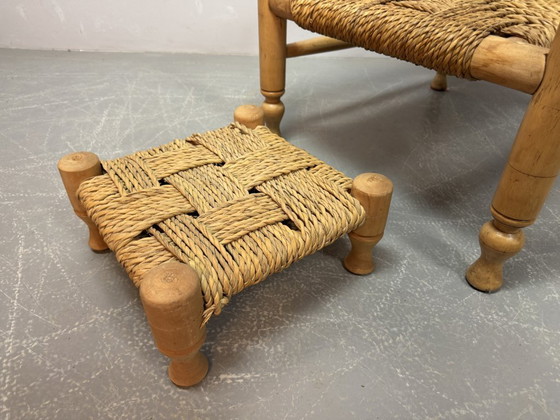 Image 1 of Poltrona in legno di faggio e poggiapiedi abbinato in stile Charlotte Perriand con intreccio in corda di sisal, anni '60.