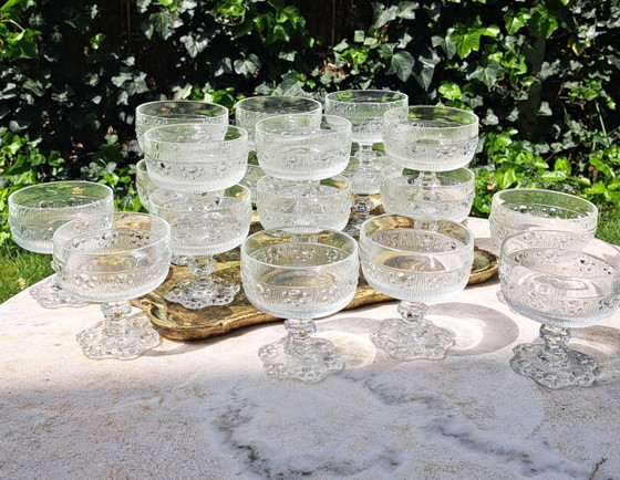Image 1 of 18 vintage Champagne ijs coupes