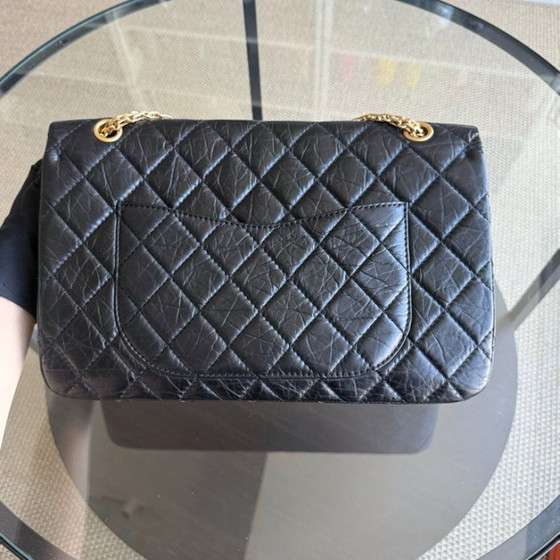 Image 1 of Chanel 2.55 Reissue 227 – Gestepptes, gealtertes Kalbsleder, Schwarz, Goldbeschläge