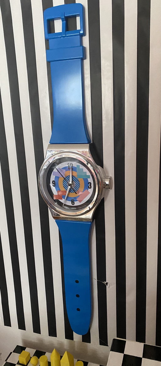 Neos wandklok, Memphis-stijl, design uit de jaren 90, zilver en blauw