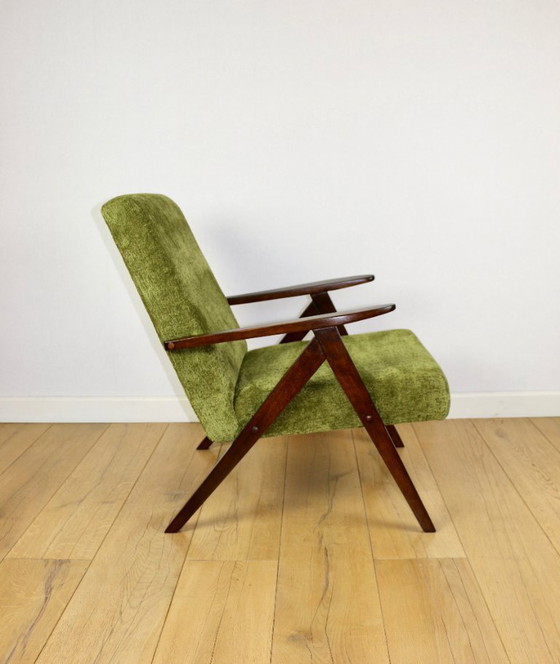 Image 1 of Poltrona classica Var B-310, stile vintage anni '60, in velluto strutturale color oliva e legno scuro.