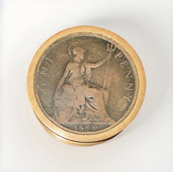 Image 1 of Antike britische Dose mit originalen Penny-Münzen (1899 & 1901)