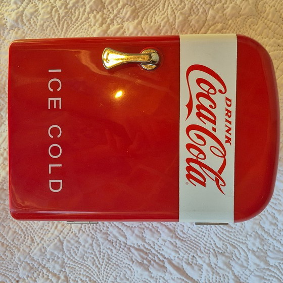 Coca-Cola « Ice Cold » 4-liter Mini-Fridge – Red and White Retro Design – Decorative Objects, Plastic (photo 12 of 14)
