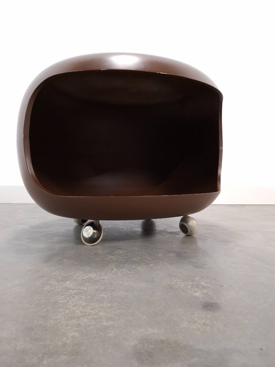 Table basse ronde Space Age marron sur roulettes avec compartiment ouvert – Tables basses, Plastic, Metal (photo 14 of 14)