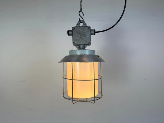 Image 1 of Lampada industriale a gabbia in alluminio con vetro opalino di Elektrosvit, anni '70