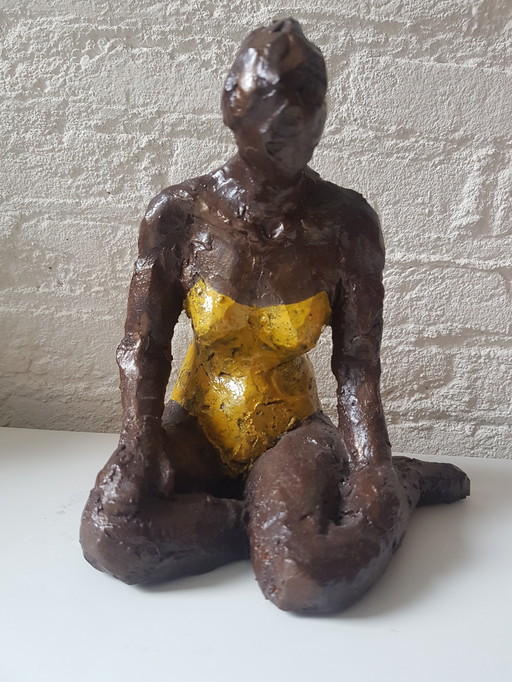 Femme assise en maillot de bain, modelage
