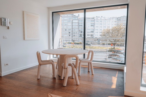 Table de salle à manger ronde en travertin – une pièce design intemporelle