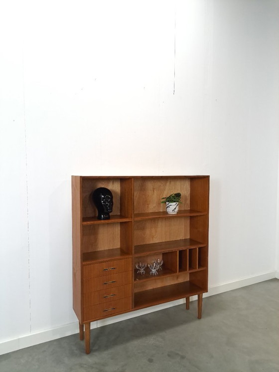 Image 1 of Deens teak vakkenkast met lades en hoge poten, vintage wandkast