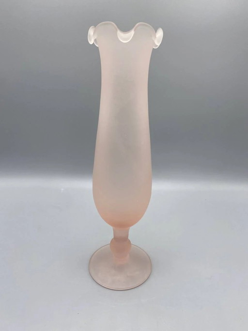 Roze satijnglazen vaas voor één bloem, met geschulpte rand en ronde voet, jaren 1950-1970 – glazen karaffen, Glass