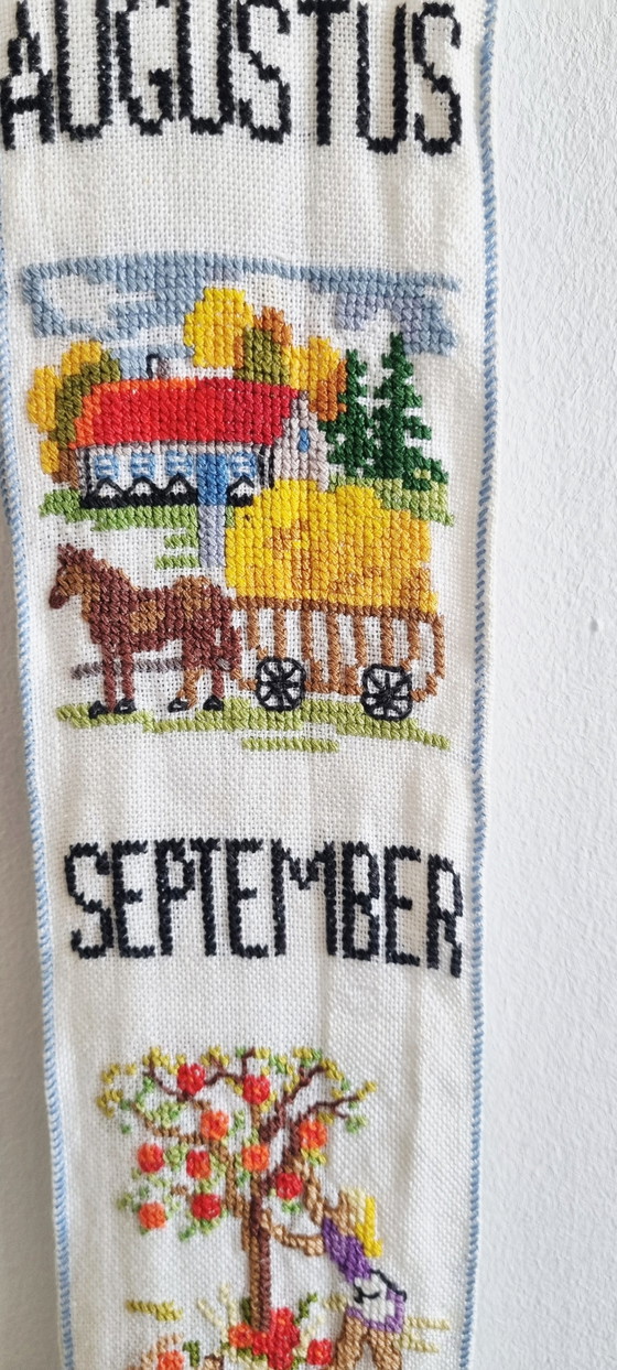 Image 1 of Calendario antiguo con campana de tirar