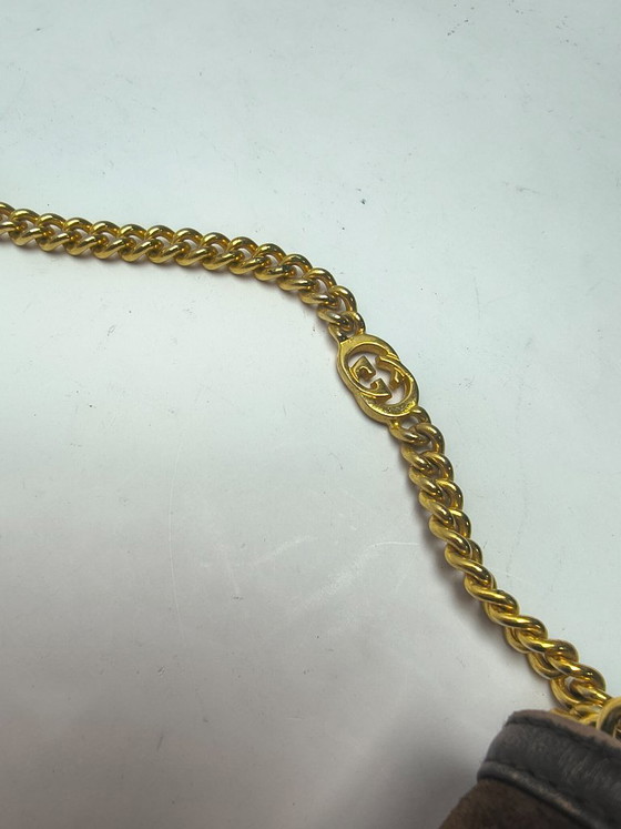 Image 1 of Rara borsa a tracolla vintage Gucci in pelle scamosciata e pelle con catena GG dorata e ciondolo con stemma – Made in Italy