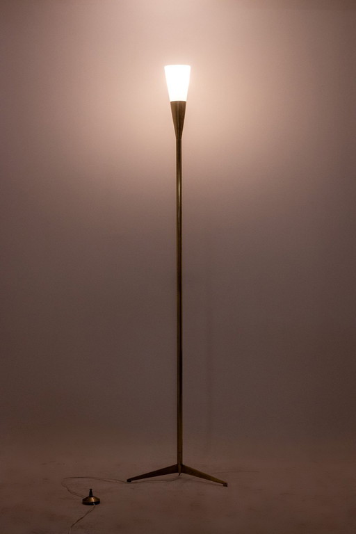 Arredoluce. Floor Lamp En Laiton Doré Et Opaline. Circa 1960.