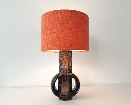 Rijk versierde donkerbruine vintage keramieken 70's lampvoet met nieuwe handgemaakte lampenkap; Fat lava, West Germany keramiek