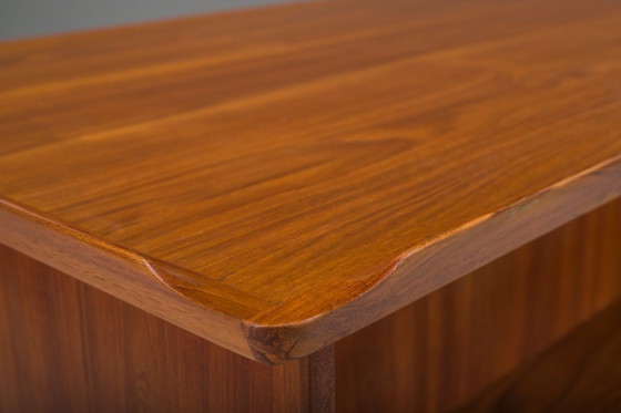 Image 1 of Freistehender dänischer Teak-Schreibtisch aus der Mitte des 20. Jahrhunderts mit erhöhter Kante, 1960er Jahre