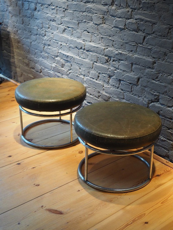 Image 1 of Deux tabourets, sièges, chrome et cuir vert, thème cirque
