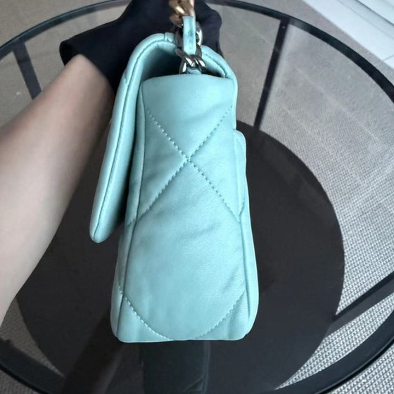 Image 1 of Chanel Small 19 Tas C19 Gewatteerd geitenleer Tiffany Blue Tweekleurig Gouden Hardware Serie 29