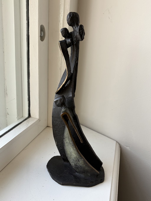 Renée van Leusden (Niederlande, 20. Jahrhundert) Stilisierte Bronzeskulptur – Stehende Frauenfigur Signiert und datiert 1995